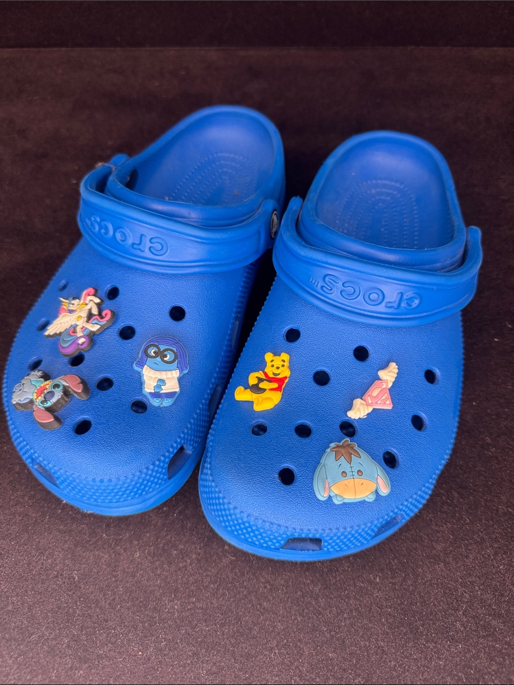 CROCS Classic Clog in Bright Blue with Character 6 Jibbitz charms 6M 8W